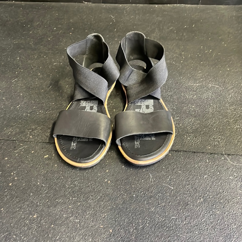 Sorel Ella Cross Strap Sandal.